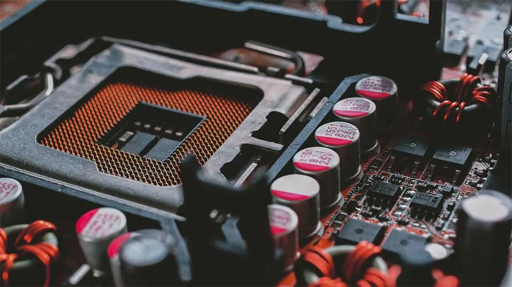 Qué son el chipset y la BIOS de una placa madre y cómo afectan la compatibilidad del procesador